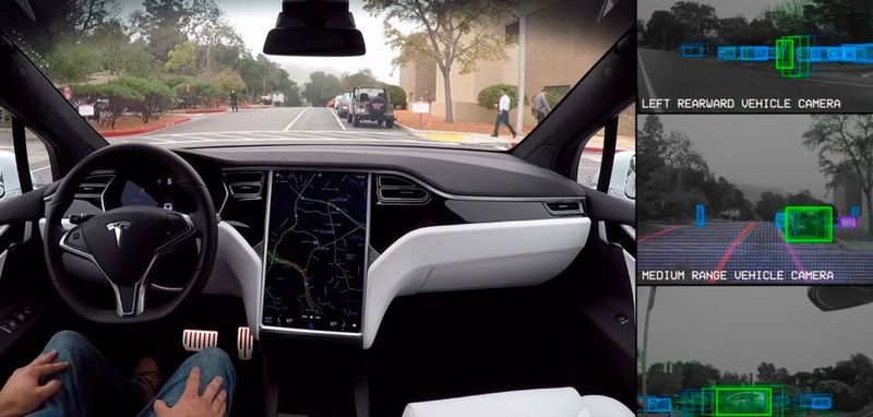 Tesla hat bereits eine halbe Million Fahrzeuge auf der Straße hat und deren Kameras und Sensoren übermitteln regelmäßig via Funk anonymisierte Daten an Tesla. Sie füttern ein neuronales Netzwerk, das anhand konkreter Fahrsituationen nicht nur lernt, sondern auch die Streckenführung prognostizieren kann und das Verhalten von anderen Verkehrsteilnehmern.