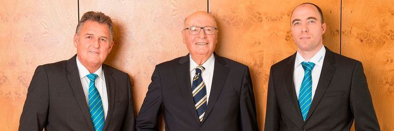 Generationenübergreifende Geschäftsführung bei Mayr Antriebstechnik (v.l.): Günther Klingler, Fritz Mayr und Ferdinand Mayr.