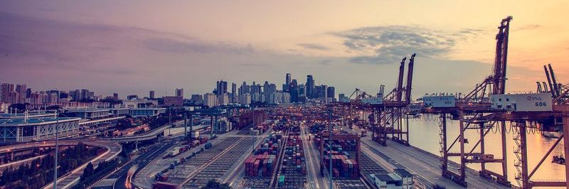 Deutsche und niederländische Fachleute bringen durch 5G den Rotterdamer Hafen voran.