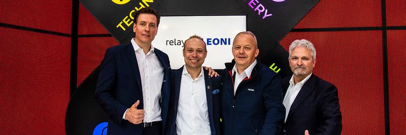 Leoni und Relayr schließen eine Partnerschaft (v.l.): Torsten Schierholz (Chief Solutions Officer Leoni), Josef Brunner (CEO Relayr), Peter Gerstenberger (VP Business Segment Factory Automation Leoni) und Greg Barats (CEO HSB).