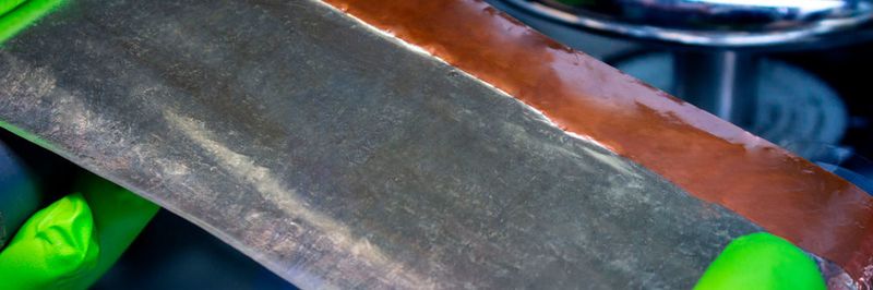 Mittels IWS-Schmelzabscheidung hergestellte Lithiumschicht auf Kupferfolie: Das Verfahren erlaubt bereits jetzt die Herstellung von Prototypzellen mit 5 bis 30 μm dünnen Lithiumanodenschichten.