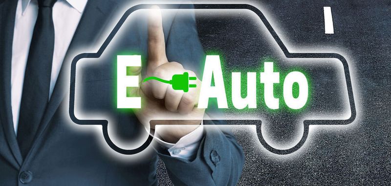Bei gleichen Fahrzeugmodellen mit unterschiedlichem Antrieb ist die Klimabilanz der batteriebetriebenen E-Varianten bereits heute besser als die der entsprechenden Fahrzeuge mit Verbrennungsmotor, meint VW.