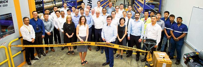 Im neuen Ersatzteillager von Jungheinrich in Singapur sind Lift-Regale und Li-Ion-Technologie des Unternehmens im Einsatz.