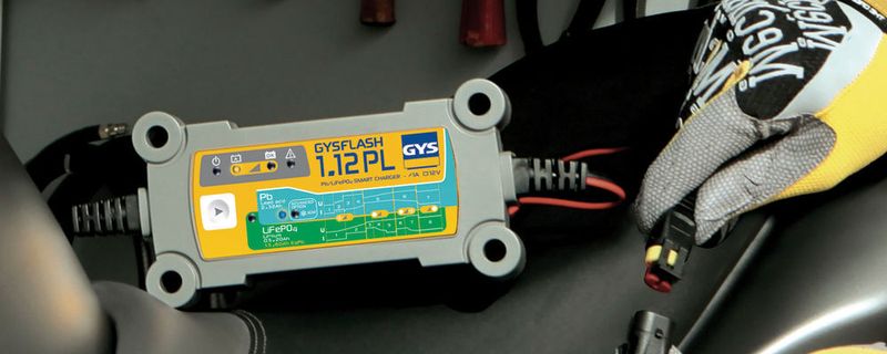 Mit dem GYS Batterielade- und Ladeerhaltungsgerät Gysflash 1.12-PL sind Motorradbatterien jederzeit startklar.