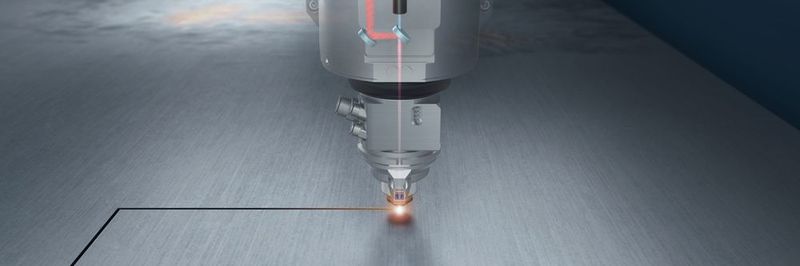 Intelligente Sensorik: Active Speed Control von Trumpf blickt durch die Düse und beobachtet die Strahlung, die beim Schmelzen des Materials entsteht.