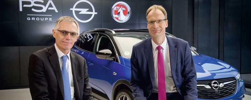 PSA-Konzernboss Carlos Tavares (li.) ist zufrieden mit dem Opel-Kauf.