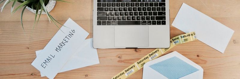 Seit Inkrafttreten der DSGVO ist es schwieriger geworden, eine umfangreiche Newsletter-Empfängerliste rechtssicher aufzubauen – Post-Mailing dient da als gute Alternative.