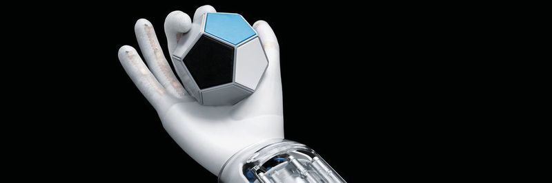 Um den Aufwand für die Verschlauchung gering zu halten, haben die Entwickler eigens eine kleinbauende, digital geregelte Ventilinsel konstruiert, die direkt unterhalb der Hand angebracht ist.