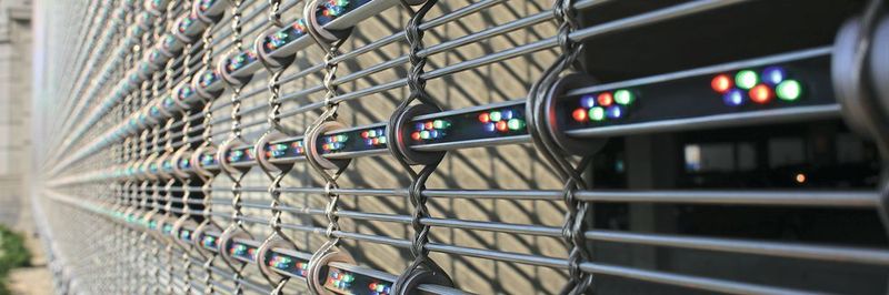Mit Metallgewebe können viele Werkstoffe verwoben werden – hier eine Anwendung des Architektursystems Mediamesh, bei dem LED-Leisten eingewoben werden.