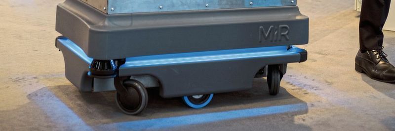 Ausgestattet mit dem passenden Aufsatz kann der MiR200 unterschiedlichste Transportaufgaben automatisieren. Zur Automatica 2018 präsentierte MiR den Roboter etwa mit einem Förderbandmodul.
