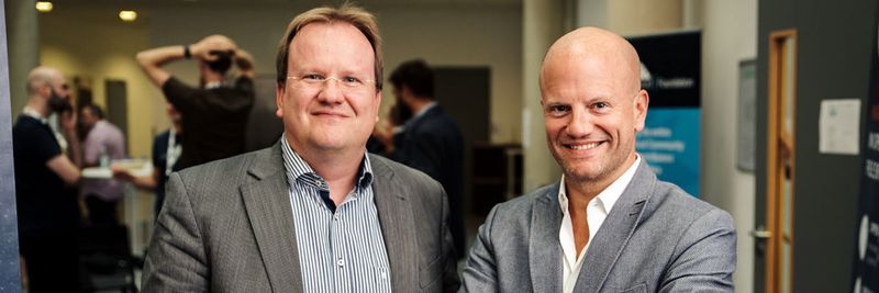 Holger Dyroff (links) und Tobias Gerlinger (rechts) sprechen über Georeplikation und performante Rennsäue.