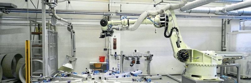 Der Kawasaki Roboter ZT130L kann mit automatischem Werkzeugwechsel und speziell entwickelten Drehtischen die Deckel und Böden der rund 100 Haase-Tankvarianten flexibel und effektiv bearbeiten.