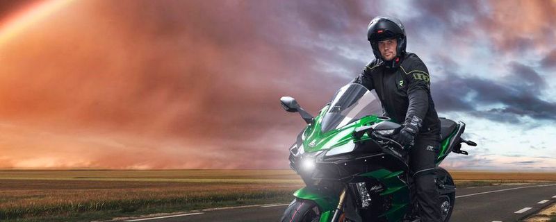 Auch im Sommer können ungeliebte Regenschauer die Motorradtour unterbrechen. Um Biker für solche Tage zu rüsten, hat Rukka den Anzug Stretch-Dry entwickelt.