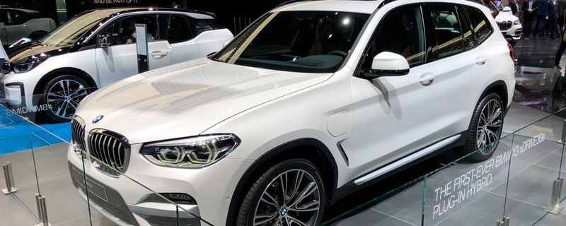Auf dem Genfer Autosalon hat BMW den X3 als xDrive30e vorgestellt, der bis zu 50 Kilometer schaffen soll, ohne einen Tropfen Benzin zu verbrauchen.