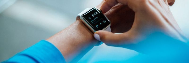 Smartwatch und Co. liegen im Trend – doch der TÜV warnt vor den Gefahren billiger No-Name-Produkte.