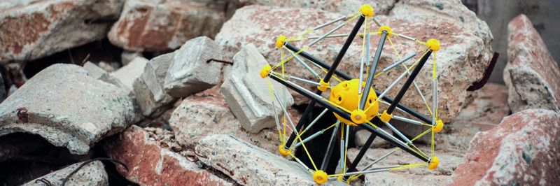 Squishy Roboter können als Ersthelfer Katastrophengebiete erkunden – ohne dabei Menschenleben zu gefährden – da sie von einem aus Hubschraubern sicher und unbeschadet am Einsatzort landen können.
