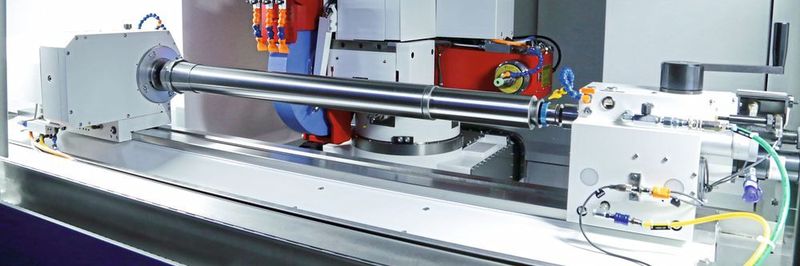 Die neue S31: Die Befestigung des Abrichtgerätes auf der Doppel-T-Nut des Längsschlittens reduziert den Aufwand für das Ein- und Umrichten massiv.