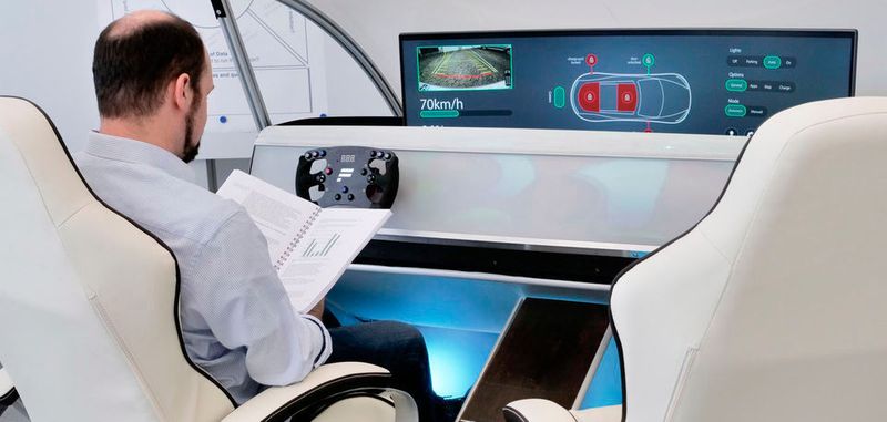 Im Mobility Innovation Lab am Fraunhofer IAO demonstriert ein futuristisches Fahrzeugcockpit mit modularem Armaturenbrett, schaltbaren Scheiben, Sitzen mit Relax-Position, ausklappbaren Tischen und ausfahrbarem Monitor das Innenraum-Erlebnis der Zukunft.