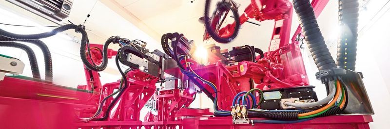 Hochautomatisiert und vernetzt: Schweißroboter im neuen Rittal-Werk Haiger.