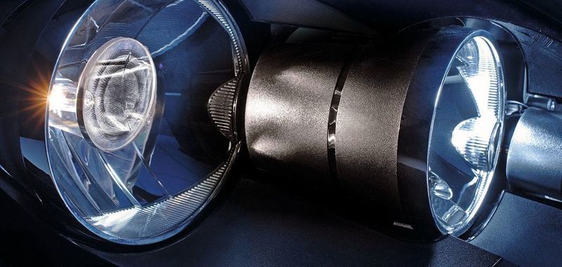 Voller Durchblick: Lasergeschnittene Mikrostrukturen sollen das Platzieren von Radartechnik direkt auf den Scheinwerfern ermöglichen – auch auf gekrümmten Oberflächen.