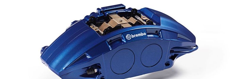 The new aluminum caliper by Brembo overcomes the limit of the reduced space inside the wheel typical of compact cars.