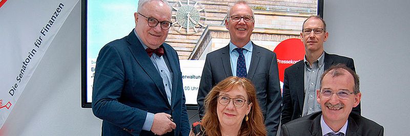 Freuen sich über die Stiftungsprofessur: Karoline Linnert und Johann Bizer (sitzend) Henning Lühr, Bernd Scholz-Reiter und Andreas Breiter (stehend, von links)