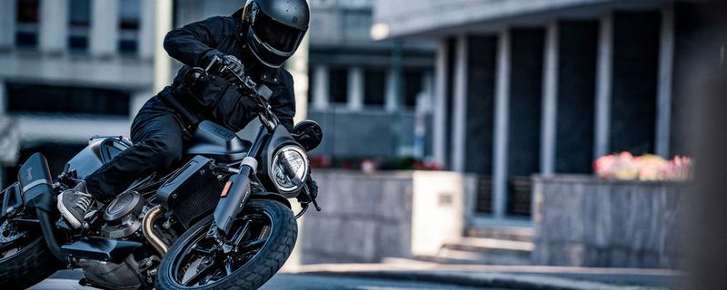 Husqvarnas 701 Supermoto Svartpilen eroberte sich in der Neuzulassungsstatistik 2019 im ersten Quartal mit 331 Einheiten bereits einen Platz unter den Top 25 der Modelle.