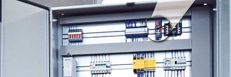 Dieser Schaltschrank kommt in der Automobilindustrie zum Einsatz und übernimmt dort die Steuerung einer Schweißanlage. Mit an Bord: Ein Ewon Cosy VPN-Fernwartungsrouter – im Zusammenspiel mit einer SPS von Siemens.