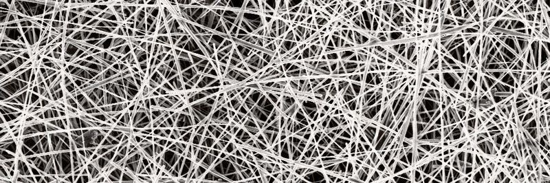 Ein Geflecht aus Silbernanodrähten bildet die flexible Elektronik. Die Drähte sind typischerweise 0,01 bis 0,02 mm lang und wenige Dutzend Nanometer dick.