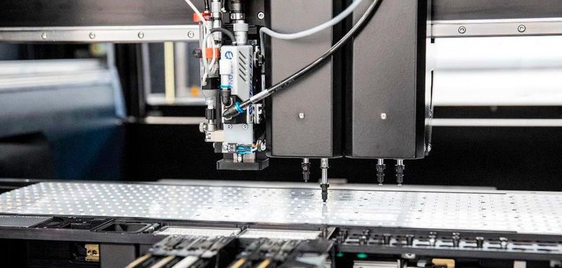 Kundenspezifische LED-Module: Um auf dem hart umkämpften Markt der LED-Beleuchtung eine Chance zu haben, müssen sich Hersteller spezialisieren. Das Bild zeigt einen kombinierten High-Speed 4-fach-Kopf mit Lotpasten-Jetter.