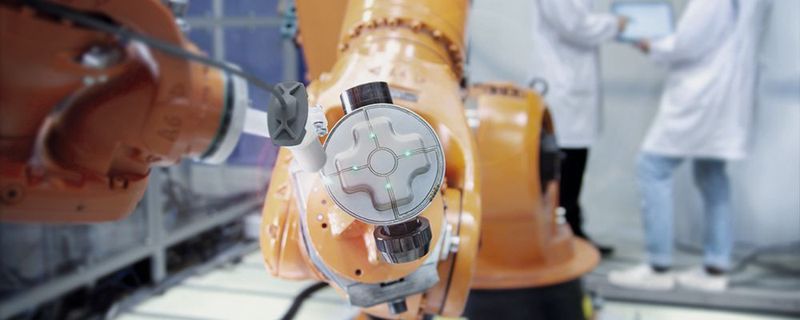 Ohne Leitung geht es auch: Hier druckt der Roboter eine Signalleiterbahn zur Ansteuerung von LEDs auf ein Blechteil.