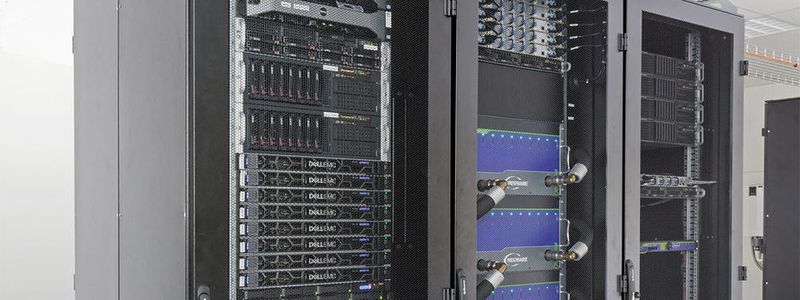 Der „Deep-Est“-Prototyp am Jülicher Supercomputing Center (JSC).