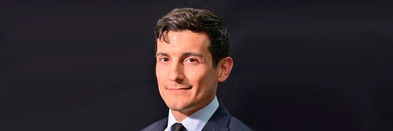 Der Autor: Erçin Aslan ist deutscher Volljurist (Kammergericht Berlin) mit 8 Jahren internationaler Auslandserfahrung in Washington, Barcelona, Sydney und seit 5 Jahren in Paris. Derzeit beim französischen Softwarehersteller Sinequa SAS mit Sitz in Paris als konzernweiter „Legal Officer“ tätig.
