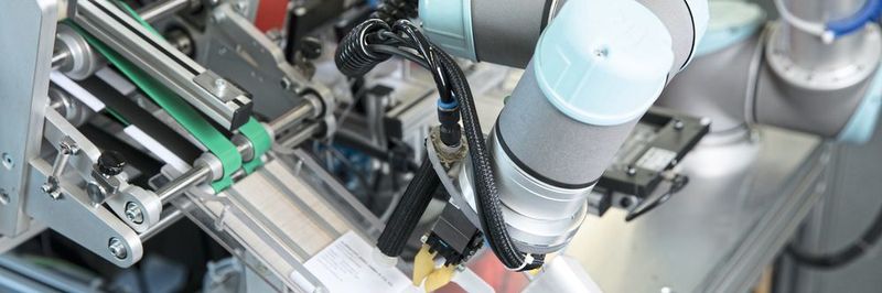 Die Roboter von UR werden bei Jung auch als Stand-alone-Geräte eingesetzt – zum Beispiel beim Verpacken und Etikettieren.