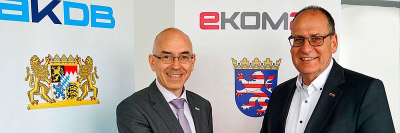 Das Foto zeigt (v.l.n.r.) Rudolf Schleyer, Vorstandsvorsitzender der AKDB, und Bertram Huke, Geschäftsführer der ekom21