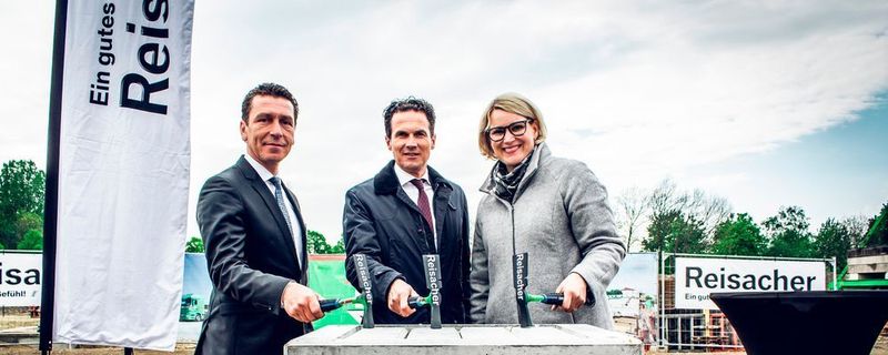 Dusan Plevnik (Geschäftsleiter Reisacher Augsburg), Peter Reisacher (Inhaber und Geschäftsführer), Eva Weber (zweite Bürgermeisterin Stadt Augsburg).