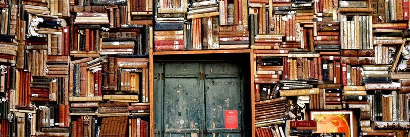 Wissen ist Macht – doch wenn sich dieses nur in den Köpfen der Mitarbeiter oder auf Papier befindet, können durch den Fachkräftemangel für Unternehmen schnell große Wissenslücken entstehen.