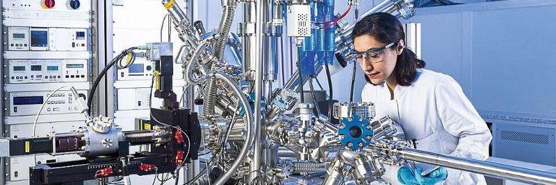 Doktorandin Niyousha Karimi Paridari untersucht die elektrochemischen Eigenschaften unterschiedlicher Materialien, um sie für neue Energiespeichertechnologien nutzbar zu machen.