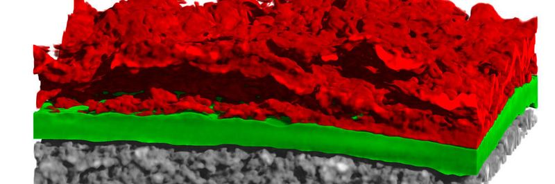 Nach längerer Betriebsdauer bilden sich am Lithium (grün) Bereiche (rot), die die Leistungsfähigkeit reduzieren und Kurzschlüsse hervorrufen können.