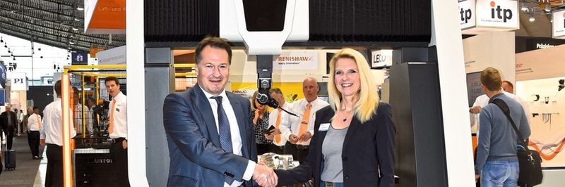 Rainer Lotz, Vice President EMEA bei Renishaw und Dr. Heike Wenzel, Geschäftsführerin der Wenzel Group.
