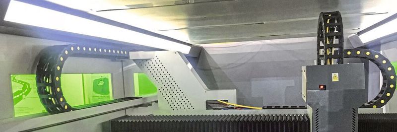 Die Einsatzgebiete der unterschiedlichen Energieketten reichen vom klassischen Anlagen- und Maschinenbau über individuelle Lösungen zum Beispiel in der Intralogistik bis hin zu Anwendungen im rauen Umfeld von Stahlwerken und Gießereien.