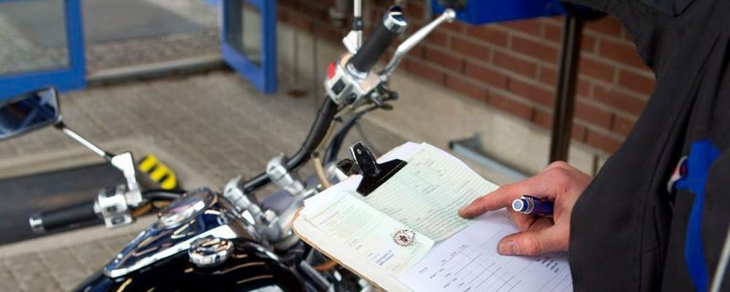 Zur Leidenschaft am Fahren kommt bei Motorradfahrern in der Regel ein weiteres Faible hinzu: das Schrauben. Voll im Trend liegen dabei Scrambler und Naked Bikes.