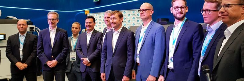 Der Ausbau der Kooperation wurde anlässlich der Erweiterung des Siemens Additive Manufacturing Experience Center (AMEC) in Erlangen um ein neues Polymer Competency Center bekannt gegeben, bei der HP zudem erstmals den neuen leistungsfähigen HP Jet Fusion 5200 3D-Drucker für den industriellen Einsatz vorgestellt hat.