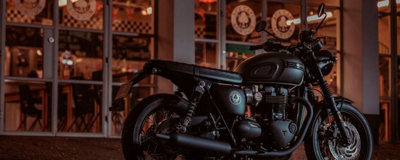 Die weltweit auf 1.300 Exemplare limitierte Bonneville T120 Ace ist weitgehend in Schwarz gehüllt.