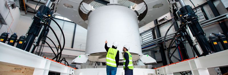 Letzter Check der sechs Hydraulikzylinder der Lasteinleitung.