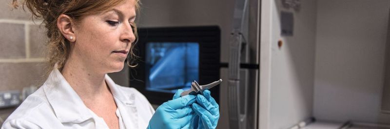 Siemens Berlin startete als Pionier mit dem 3D-Druck von kleinen Turbinenbauteilen aus Metall, um nun auch größere Objekte für den Einsatz im Brennerbereich anzugehen.