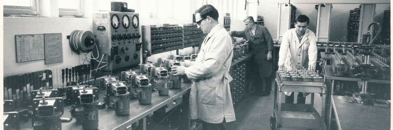 Als die Umsätze im Uhrensegment zurückgingen, stellte das Unternehmen seine Produktion um. 1954 wurden die ersten Doppelschneckengetriebe hergestellt.