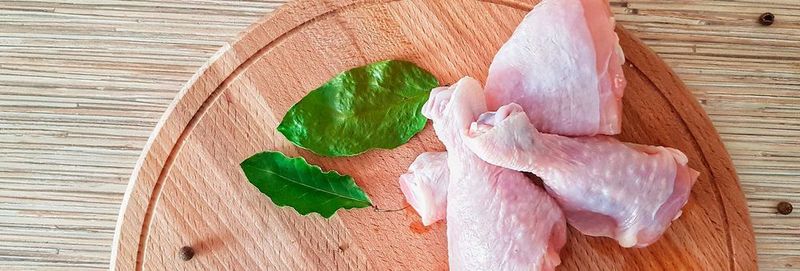 Rohes Geflügelfleisch ist häufig Träger von Krankheitserregern. (Symbollbild)
