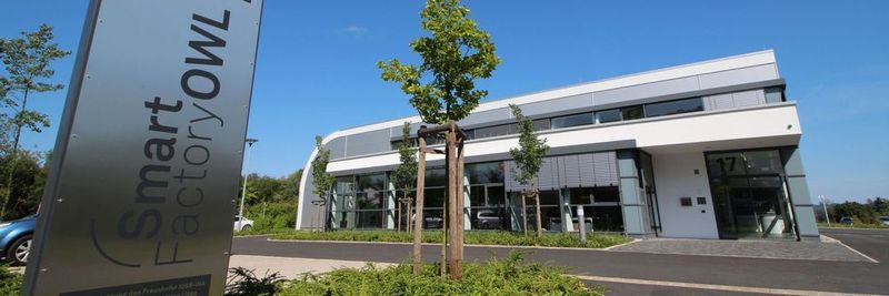 Die Smart Factory OWL ist das Real-Labor für Industrie 4.0 in Ostwestfalen-Lippe und bietet Unternehmen und Forschungseinrichtungen umfangreiche Dienstleistungen für die Entwicklung und Erprobung neuer Produkte und Technologien für die Fabrik der Zukunft an.
