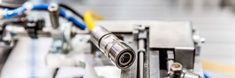 Metrische Rundsteckverbinder sind eine der verbreitetsten Schnittstellen weltweit, wenn es um die Verkabelung von Maschinen, Industrieanlagen und Geräten unter anspruchsvollen Einsatzbedingungen geht.